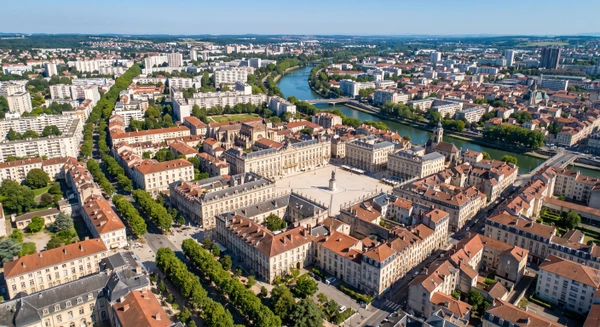 Photographie aérienne ou vue panoramique du paysage urbain de Nancy en Lorraine, montrant les caractéristiques architecturales et urbaines distinctives de la ville (centre-ville historique, zones résidentielles ou commerciales, paysage urbain typique), capturée en lumière naturelle claire, sans texte ni logo, avec une perspective professionnelle adaptée à un site d'électricien-installateur de sécurité.